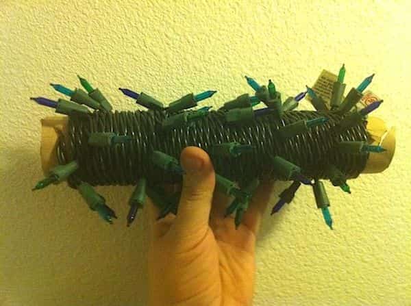 Utilisez un rouleau de papier cadeau vide pour ranger les guirlandes