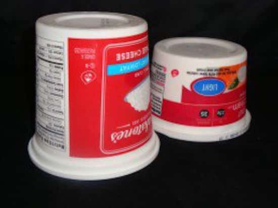 Mettez les pots de crème fraiche  à l'envers pour les conserver plus longtemps