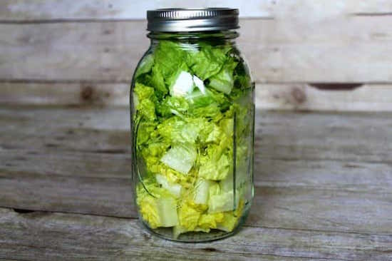 de la salade verte est coupée et lavée puis mise dans un bocal