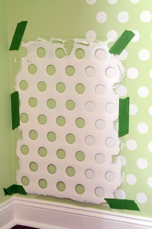 Utilisez une vieille corbeille à linge comme modèle pour faire des pois sur vos murs.