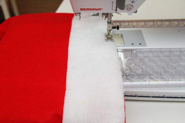 Cousez le tissu blanc et rouge ensemble