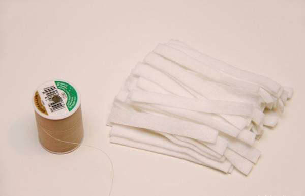 Coupez des bouts de tissu blanc pour faire le pompon