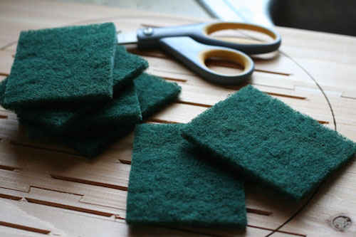 Couper les éponges à récurer en 2