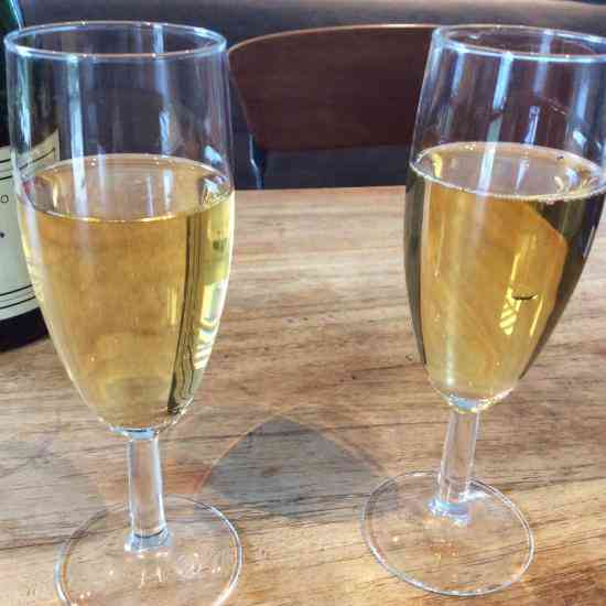 remplissez les coupes aux 2/3 de champagnes