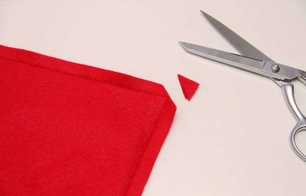 Coupez les pointes du bonnet Père Noël