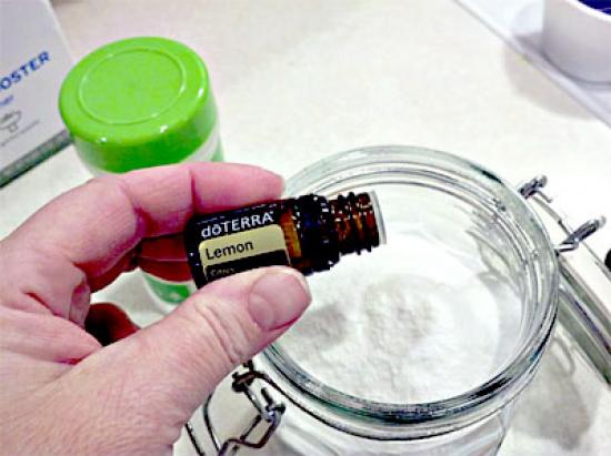 recette de crème à récurer maison avec du bicarbonate, sel, savon liquide et huile essentielle