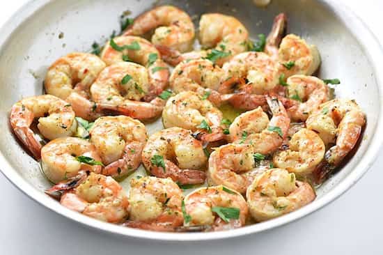 Crevettes sautées à l'ail dans une poêle
