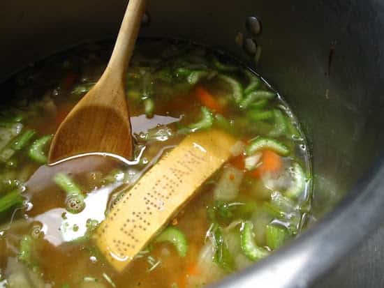 Mettez les croutes de fromage dans la soupe