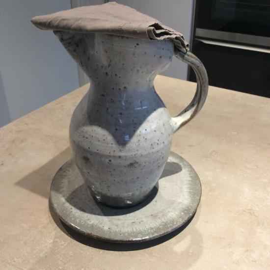 cruche recouverte d'un chiffon pour faire son vinaigre maison