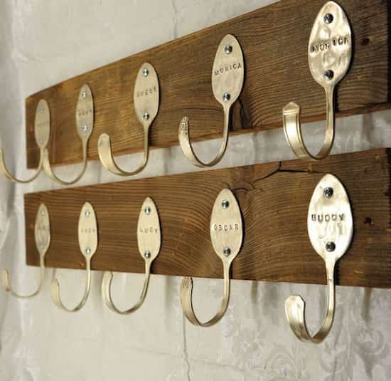 cuillères recyclées accrochées au mur