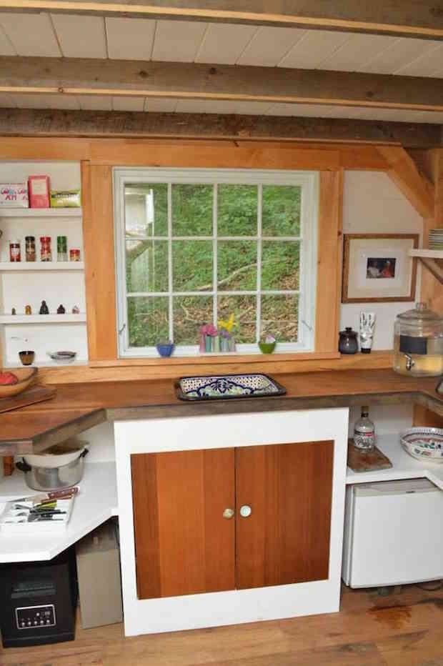 Intérieur petite maison dans les bois