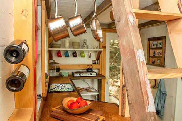 Cuisine de la tiny house dans les bois