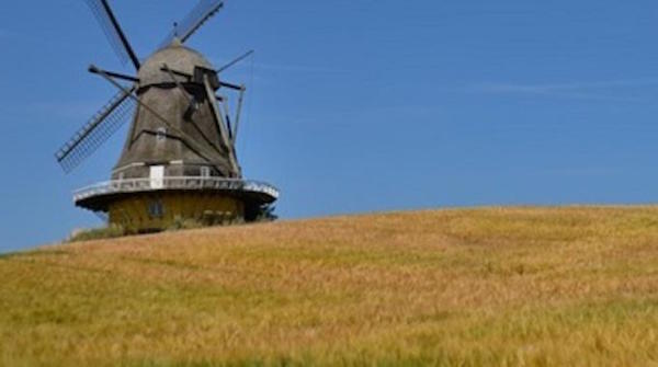 un moulin dans une campagne danoise