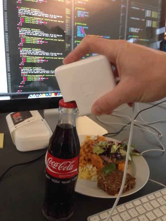 un chargeur de Mac sert à déboucher une bouteille de coca