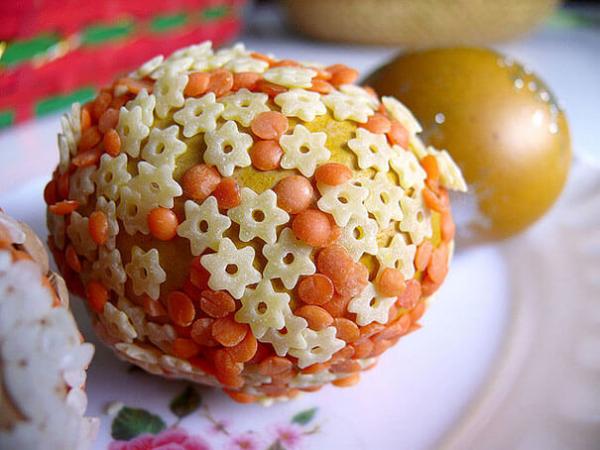 décorez les oeufs de paques avec des lentilles ou pates