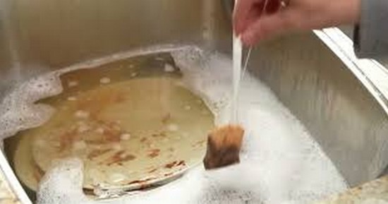 dégraisser un plat avec du thé
