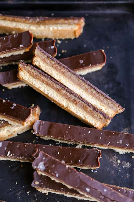 Des Twix maison sans gluten en tas.