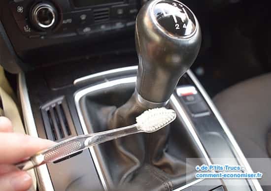 enlever la poussière dans recoins voiture avec brosse à dents