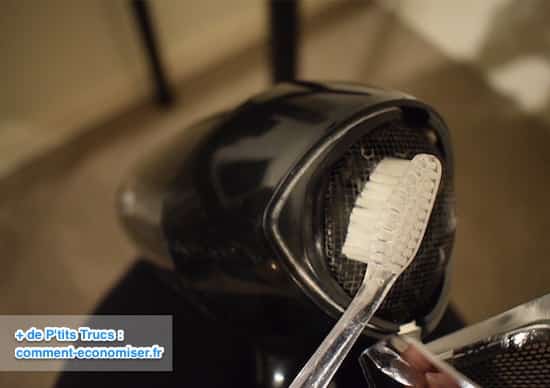 dépoussiérer la grille du sèche cheveux facilement