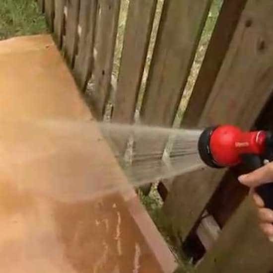 désherber avec du carton mouillé naturellement