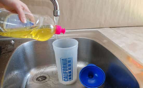 laver gourde avec eau savonneuse