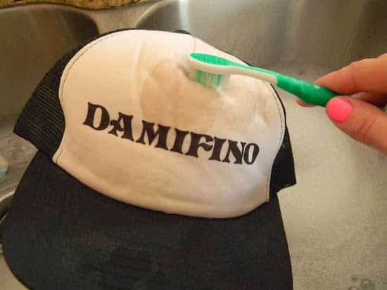 enlever tache sur vetement brosse à dents