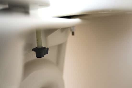 dévisser tout le siège des WC pour bien le nettoyer