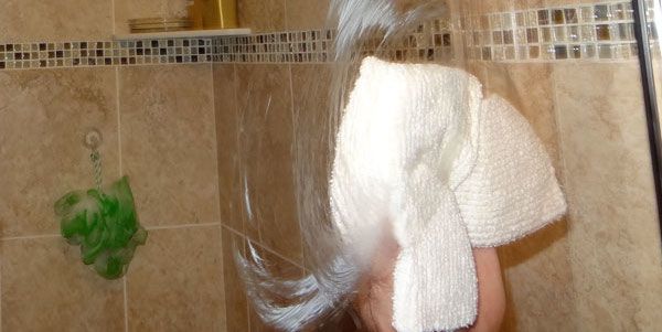 Saviez-vous que vous pouvez utiliser du dentifrice pour donner de l'éclat aux vitres de votre douche ?