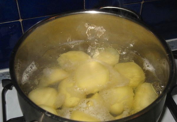 Utilisez eau de cuisson des patates pour nettoyer l'argenterie