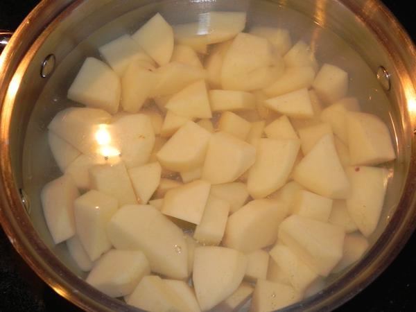 Verwenden Sie zum Jäten das Kartoffelkochwasser