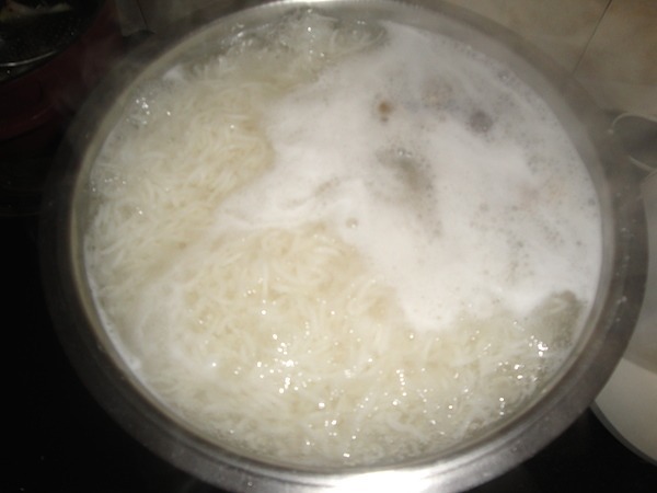 Utilisez l'eau de cuisson du riz comme soin pour cheveux