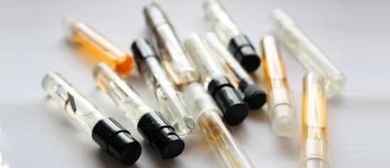 échantillon de parfum dans son sac pour odeurs auw wc