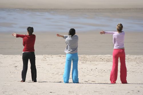 échauffement sur la plage avant de faire du sport