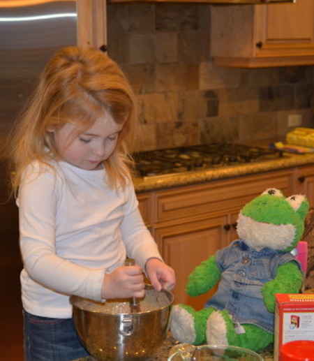 Petite fille qui prépare oeuf doucement