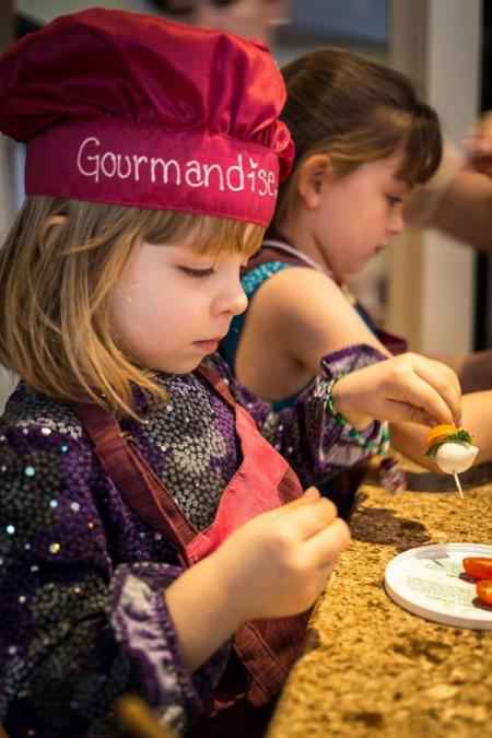 Enfants aident en cuisine