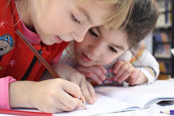 Enfants en train de dessiner