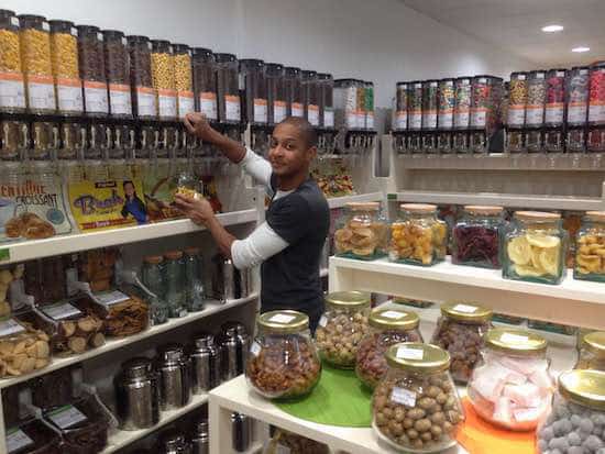 un vendeur sert des produits en vrac dans une épicerie 100 % sans emballage