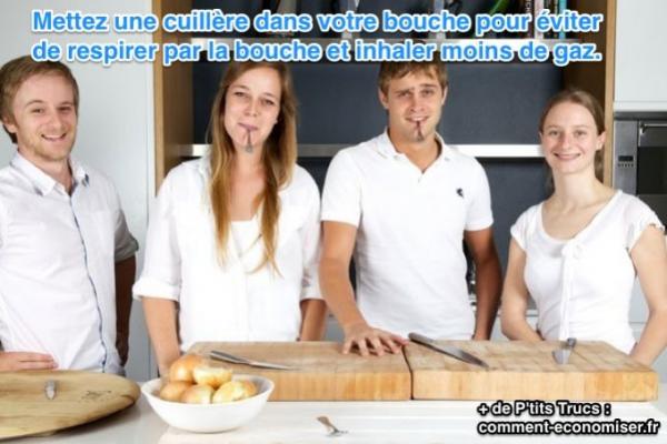 Mettez une cuillère dans votre bouche pour éviter  de respirer par la bouche et inhaler moins de gaz.
