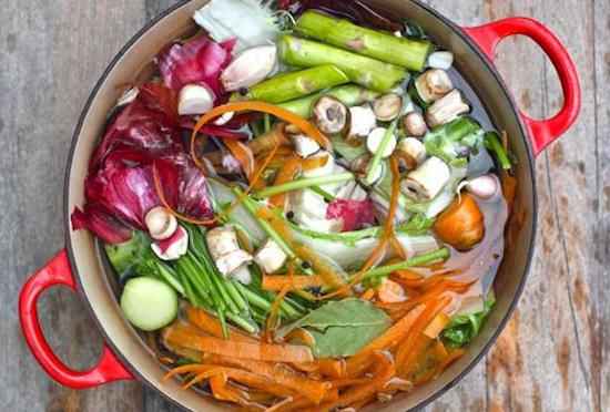 faire un bouillon avec les pelures de légumes
