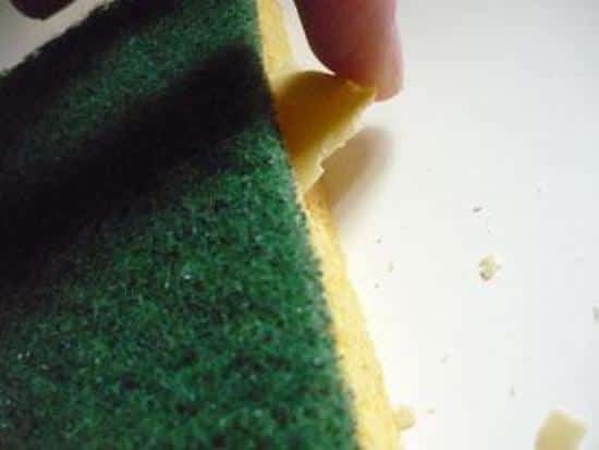 éponge lavante avec restes de savons