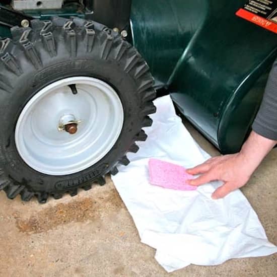 absorbez des taches d'huile avec une éponge