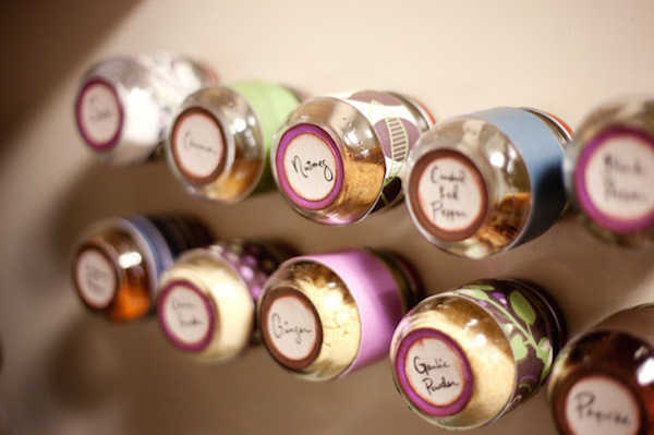 Étagères à épices sur le frigo