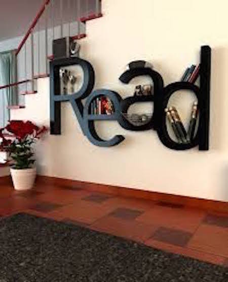 étagères à livres en formes de lettre read