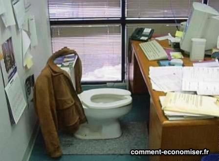 Un WC qui fait office de chaise