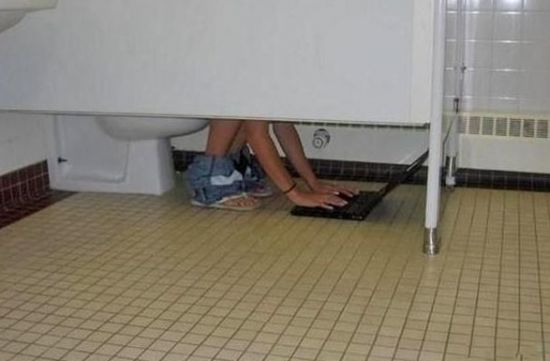 Multitache dans les toilettes