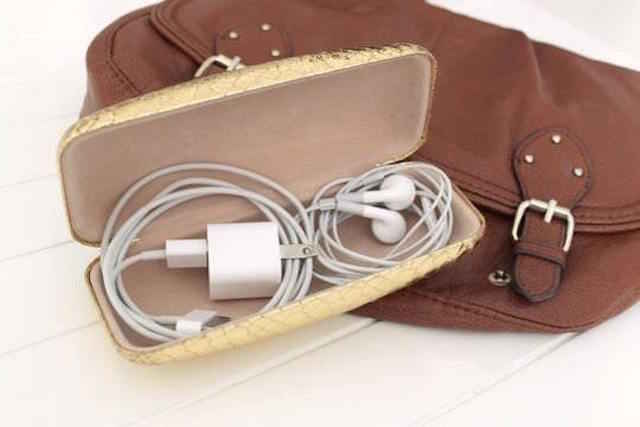 Utiliser un étui à lunettes pour ranger chargeur iphone dans le sac