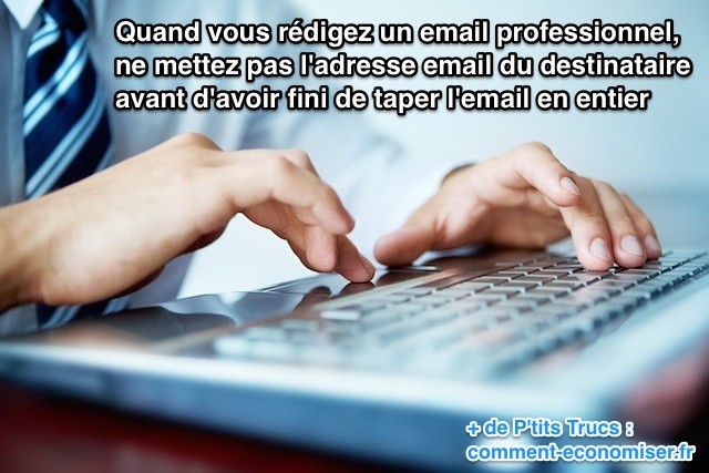 Personne qui tape sur un clavier 
