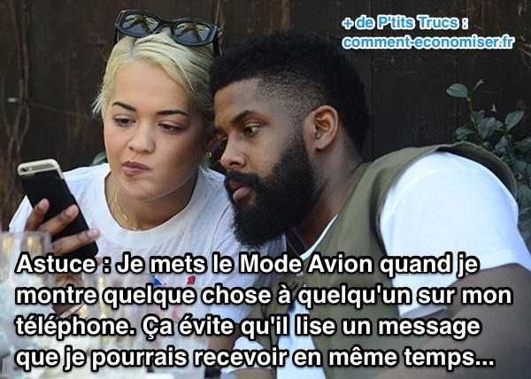 Un couple regardant un smartphone