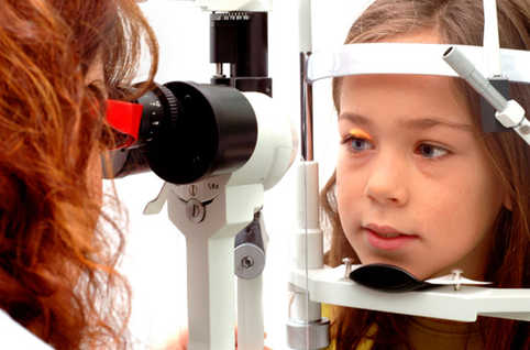 Petite fille qui fait un test des yeux