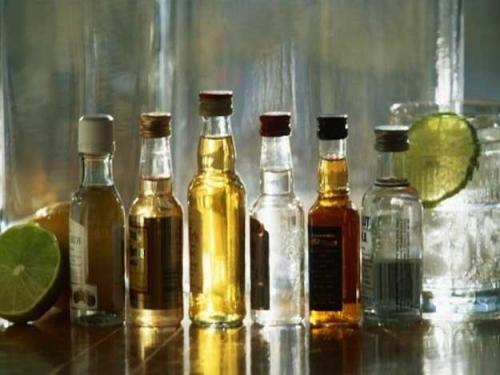 utiliser des mignonettes pour ranger boissons et alcool dans bagage à main